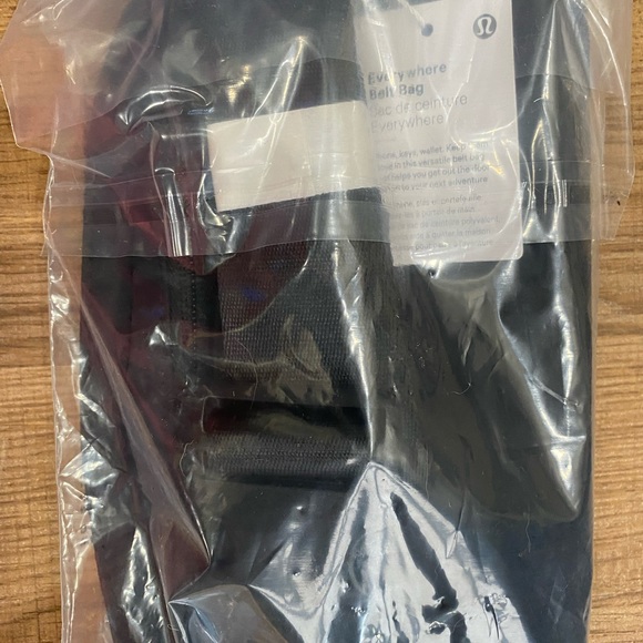 Everywhere lululemon belt bag 1L. NWT black. - Picture 6 of 8